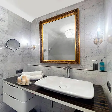 Ultimate Concierge Serviced Private Penthouse Apartment, In Altstadt *